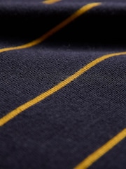 Listra Amarela Marinho - Suéter estilo barco de malha fina merino da Celtic & Co. - Imagem 5 de 6