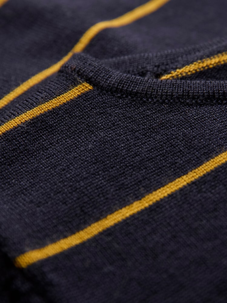 Listra Amarela Marinho - Suéter estilo barco de malha fina merino da Celtic & Co. - Imagem 6 de 6