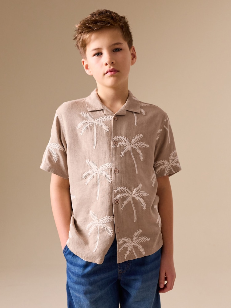 Taupe Brown Palm Embroidery - Cămașă cu guler revere și mânecă scurtă (3-16ani) - Imaginea 1 din 8 Taupe Brown Palm Embroidery - Cămașă cu guler revere și mânecă scurtă (3-16ani) - Imaginea 1 din 8