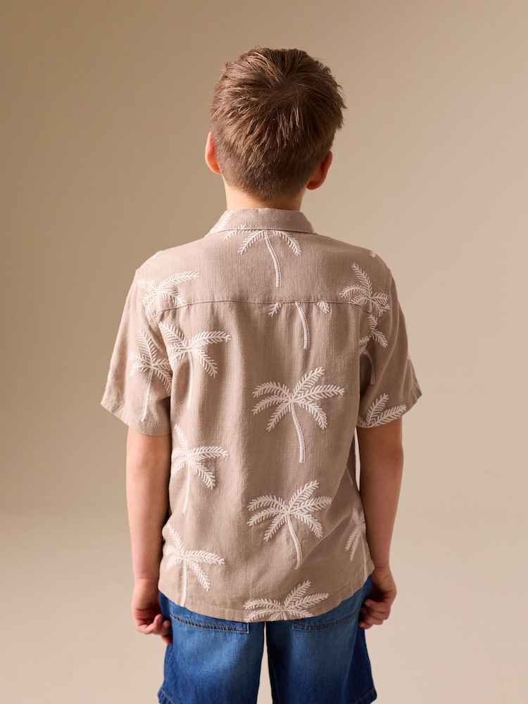 Taupe Brown Palm Embroidery - Cămașă cu guler revere și mânecă scurtă (3-16ani) - Imaginea 2 din 8 Taupe Brown Palm Embroidery - Cămașă cu guler revere și mânecă scurtă (3-16ani) - Imaginea 2 din 8