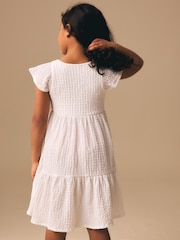 Weiß - Crinkle-Kleid mit Flügelärmeln (3–16Jahre) - Bild 2 von 3