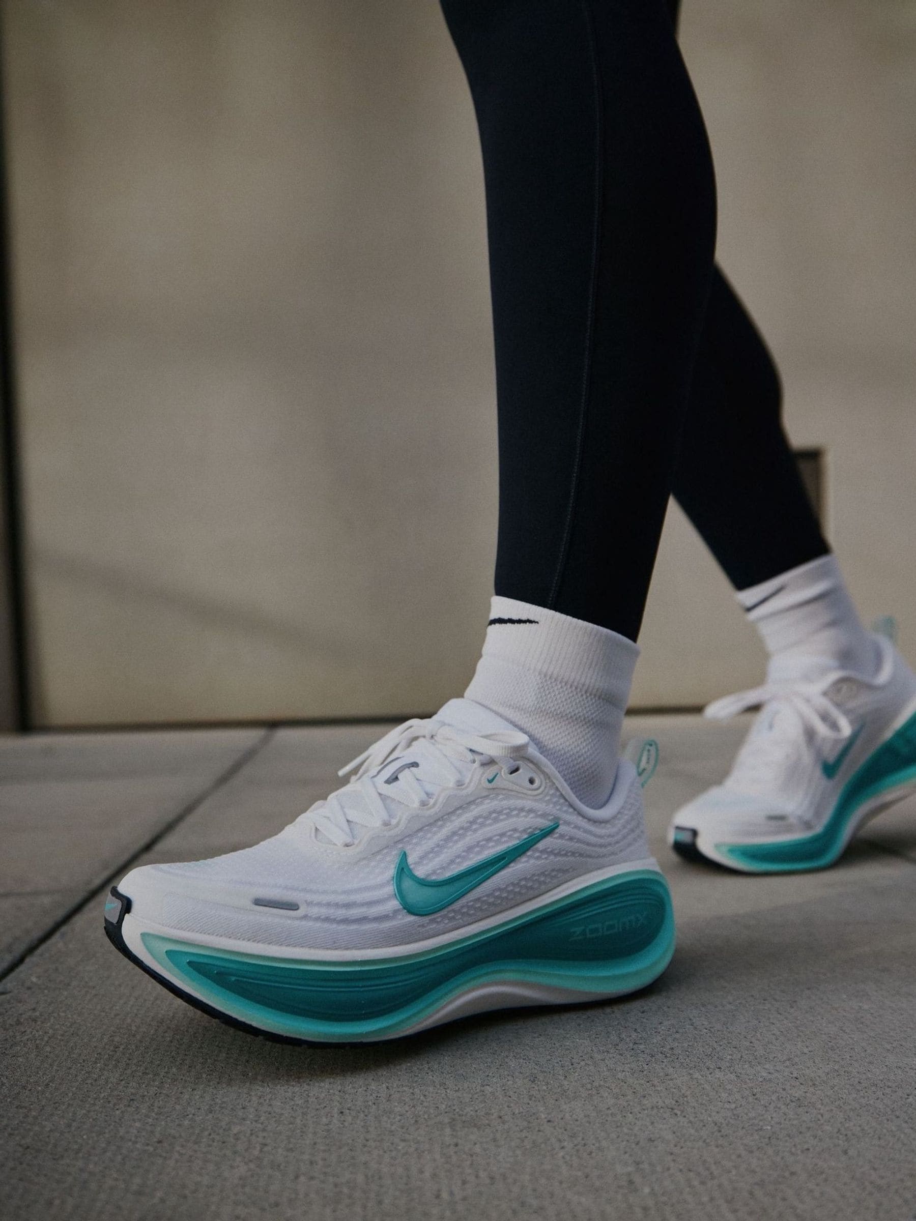 Cumpără Alb Albastru - Nike Vomero Plus Road Running Trainers from