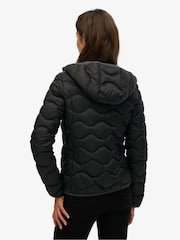 Jaqueta acolchoada com capuz Fuji Lite Wave da Superdry - Imagem 2 de 7