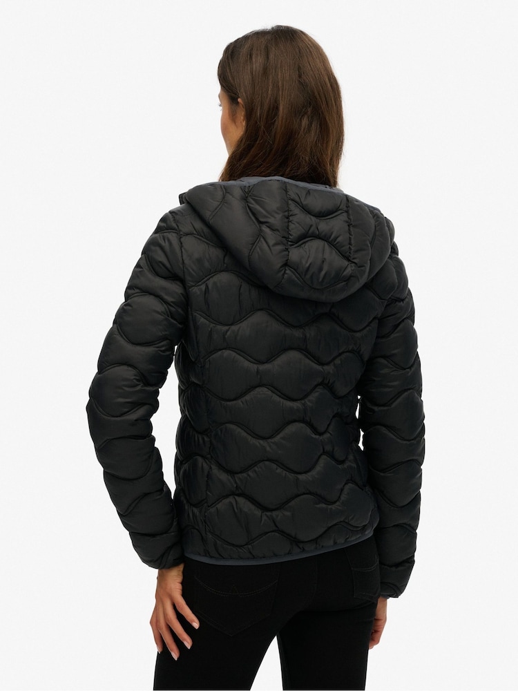 Jaqueta acolchoada com capuz Fuji Lite Wave da Superdry - Imagem 2 de 7