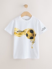 白色/金色足球印花連衣裙 - 標準剪裁短袖圖案印花T恤（3-16歲） - 圖片 1，共 5