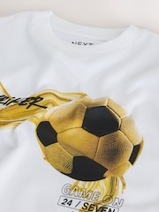 白色/金色足球印花連衣裙 - 標準剪裁短袖圖案印花T恤（3-16歲） - 圖片 4，共 5