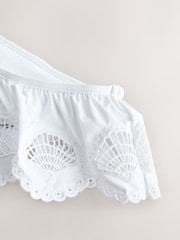 Weiß - Bikinihose mit Lochstickerei, hohem Beinausschnitt und Rüschen - Bild 3 von 3