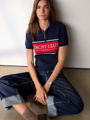 Navy/Red Graphic - Strick-Poloshirt mit Reißverschlusskragen - Bild 1 von 7