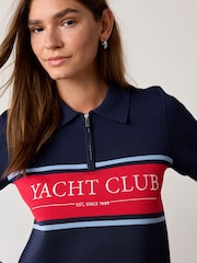 Navy/Red Graphic - Strick-Poloshirt mit Reißverschlusskragen - Bild 4 von 7