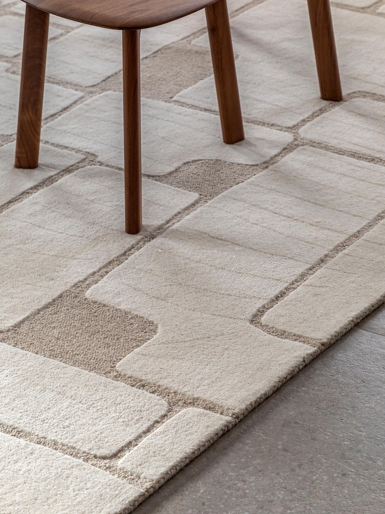 Gallery Home White Denver Tufted Graphic Rug - Image 1 of 6