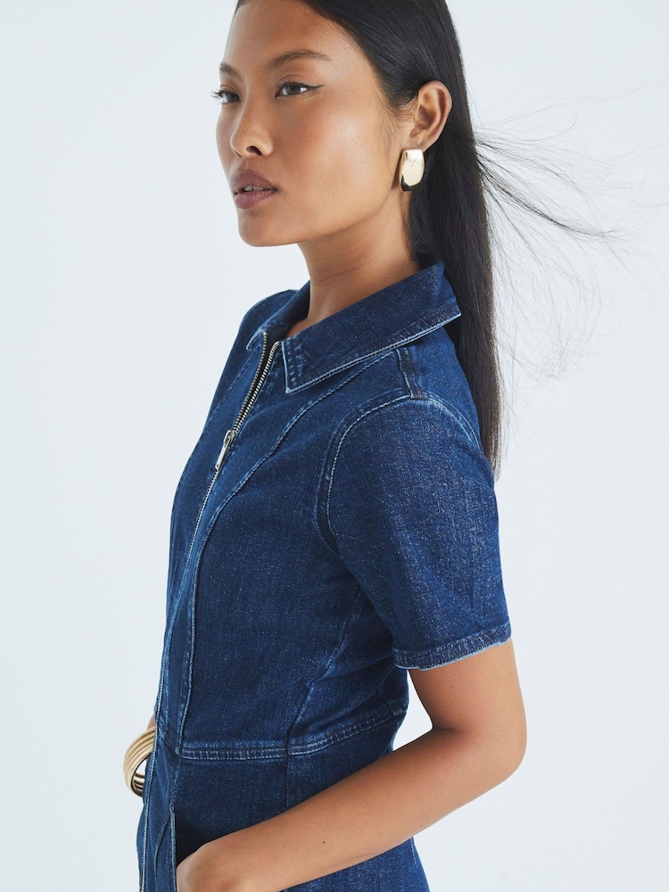 لباس قطعة واحدة دنيم بسحّاب وحواف محددة للأحجام الصغيرة من River Island - صورة 4 من 4 لباس قطعة واحدة دنيم بسحّاب وحواف محددة للأحجام الصغيرة من River Island - صورة 4 من 4