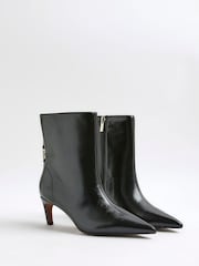 Botas de bico fino e salto gatinho River Island - Imagem 2 de 6