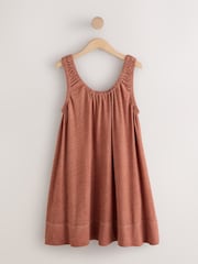 חום שוקולד - שמלת מיני במראה משופשף עם צווארון עגול עמוק - תמונה 6 מתוך 10