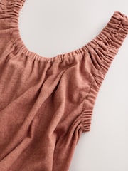 חום שוקולד - שמלת מיני במראה משופשף עם צווארון עגול עמוק - תמונה 7 מתוך 10