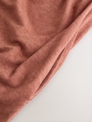 חום שוקולד - שמלת מיני במראה משופשף עם צווארון עגול עמוק - תמונה 9 מתוך 10