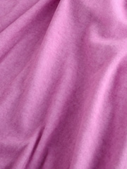 סגול - שמלת מיני במראה משופשף עם צווארון עגול עמוק - תמונה 9 מתוך 9