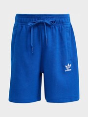 כחול כהה - adidas originals סט של חולצת טי ומכנסיים קצרים אוברסייז במרקם וופל לילדים קטנים - תמונה 8 מתוך 8