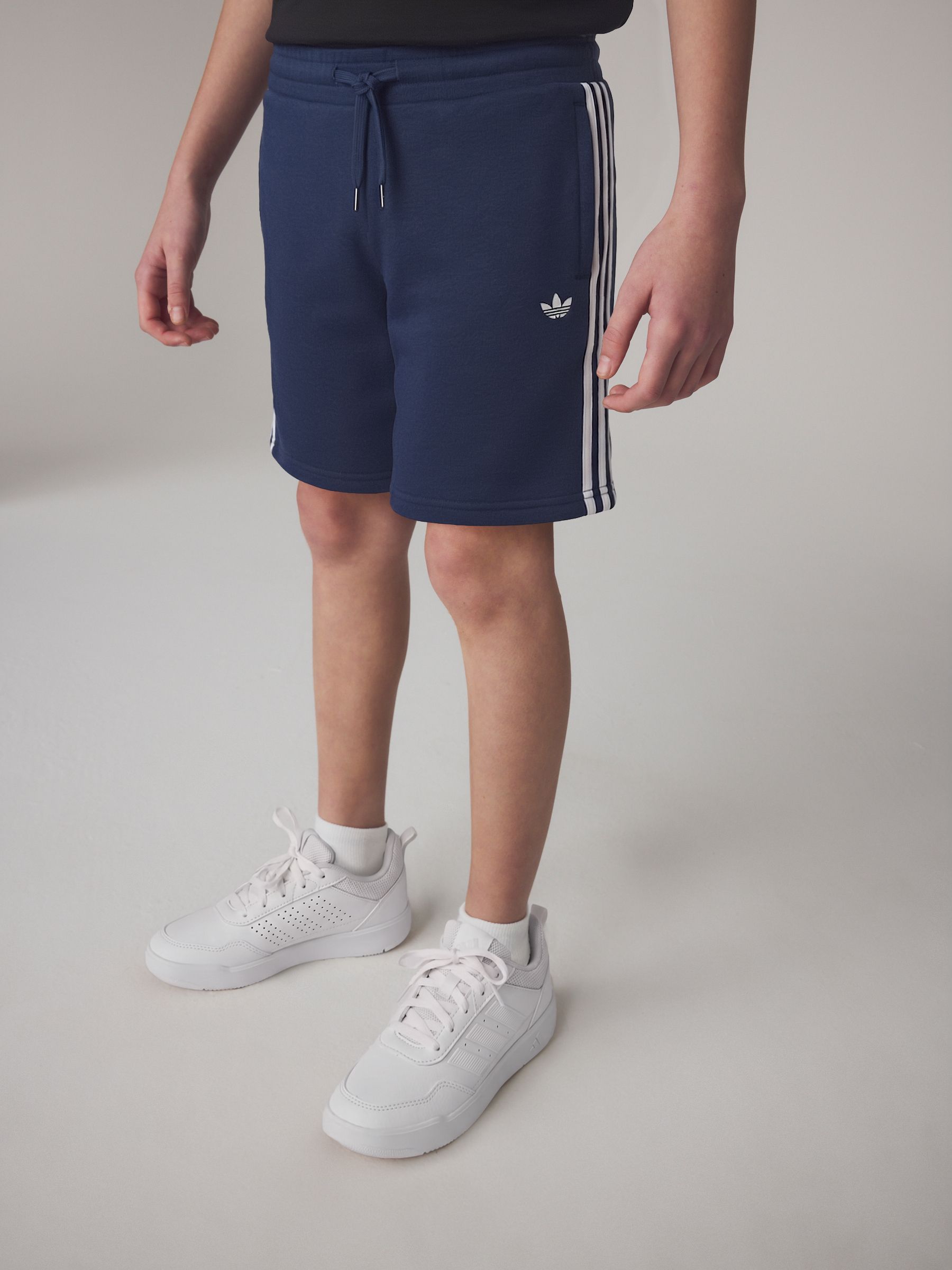 Next：日本 adidas Originals 3 ストライプ ショートパンツ from Next
