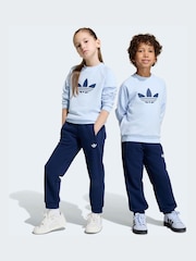 أزرق فاتح - طقم من سويت شيرت واسع بشعار الوريقات الثلاثة للأطفال الصغار من adidas Originals - صورة 1 من 10