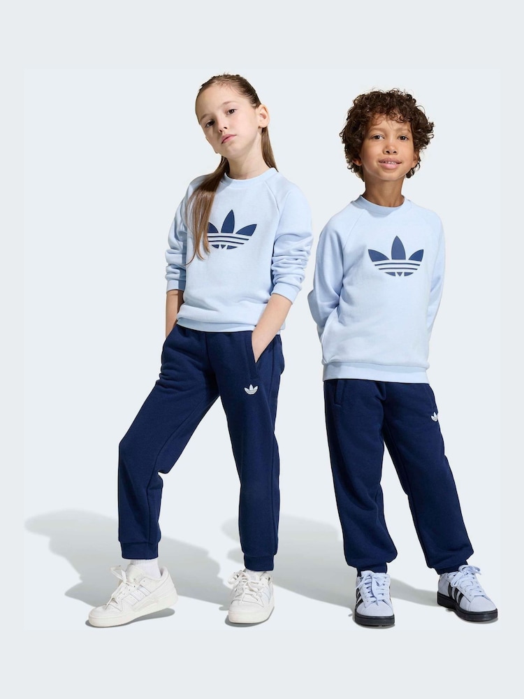 أزرق فاتح - طقم من سويت شيرت واسع بشعار الوريقات الثلاثة للأطفال الصغار من adidas Originals - صورة 1 من 10 أزرق فاتح - طقم من سويت شيرت واسع بشعار الوريقات الثلاثة للأطفال الصغار من adidas Originals - صورة 1 من 10