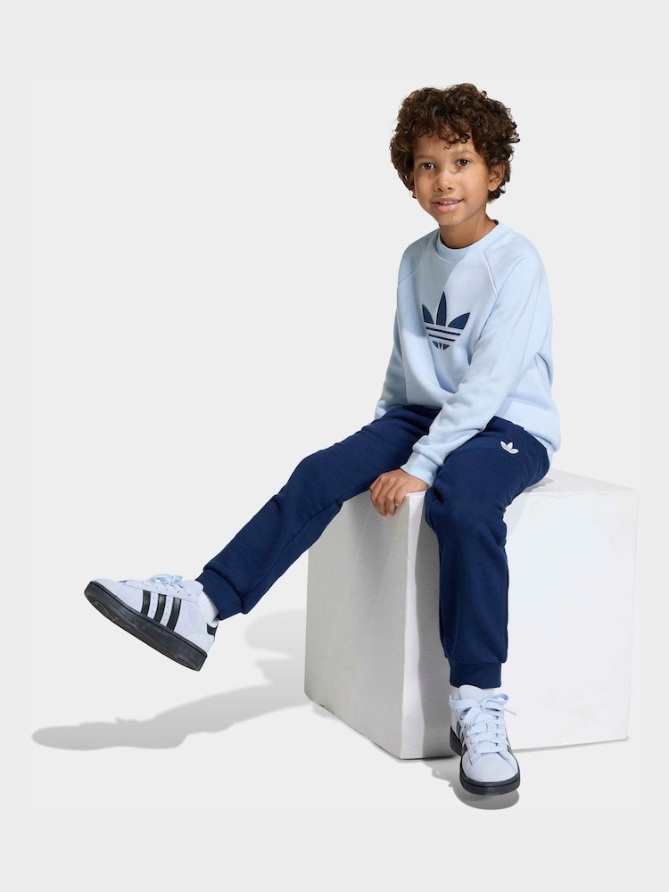 أزرق فاتح - طقم من سويت شيرت واسع بشعار الوريقات الثلاثة للأطفال الصغار من adidas Originals - صورة 2 من 10 أزرق فاتح - طقم من سويت شيرت واسع بشعار الوريقات الثلاثة للأطفال الصغار من adidas Originals - صورة 2 من 10