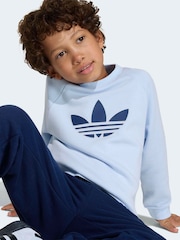 أزرق فاتح - طقم من سويت شيرت واسع بشعار الوريقات الثلاثة للأطفال الصغار من adidas Originals - صورة 4 من 10