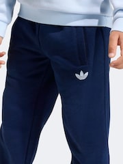 أزرق فاتح - طقم من سويت شيرت واسع بشعار الوريقات الثلاثة للأطفال الصغار من adidas Originals - صورة 5 من 10