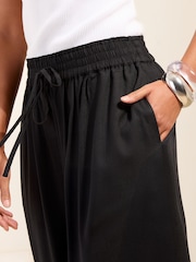 שחור - Friends Like These Cropped Linen Trousers - תמונה 3 מתוך 5