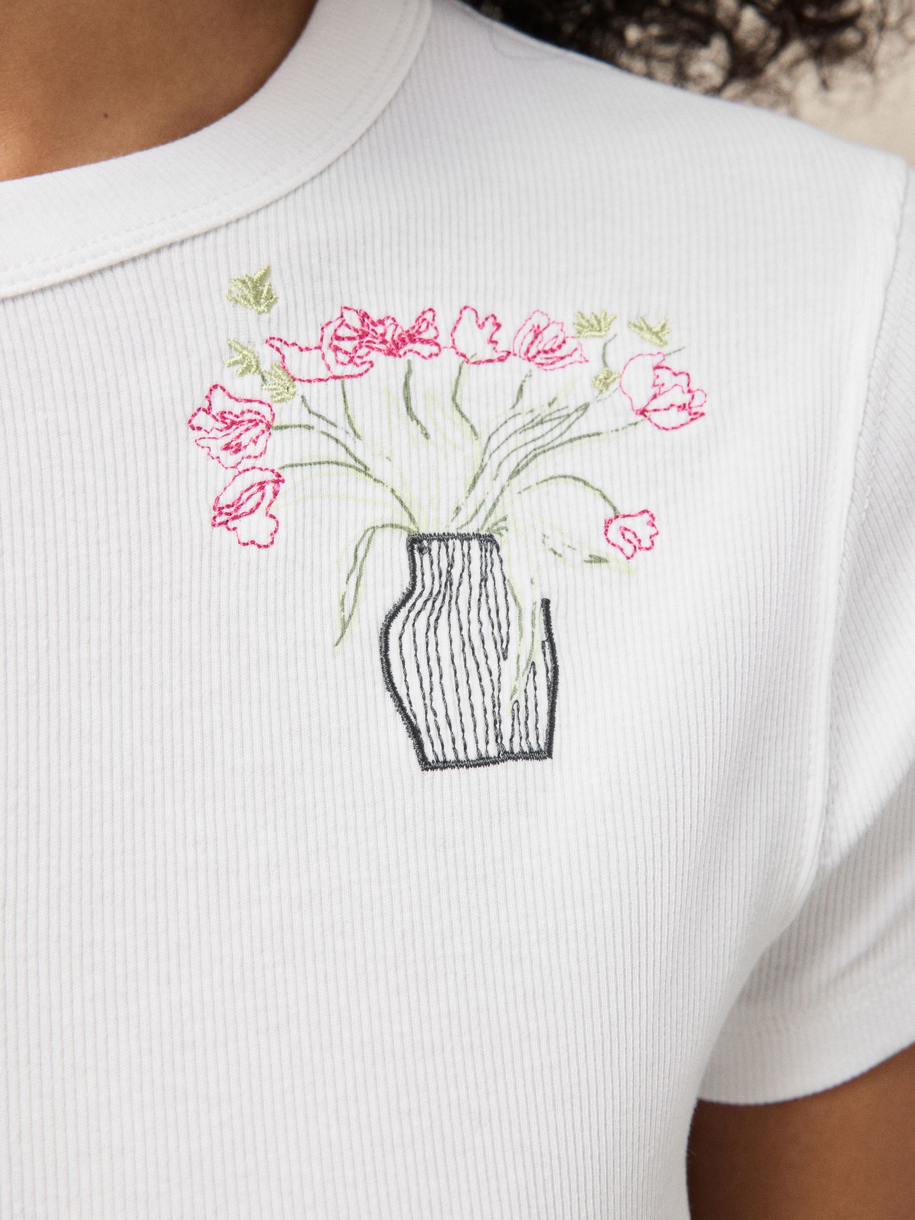Next：日本 ホワイト - グラフィック刺繍入りリブ付きクルーネックT