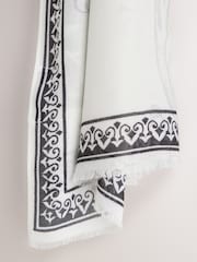 White Floral Script - Eșarfă subțire - Imaginea 2 din 4