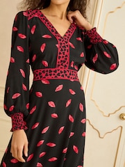 Love & Roses Red Lip Print V-Neck Shirred Cuff Midi Dress - Image 4 of 4