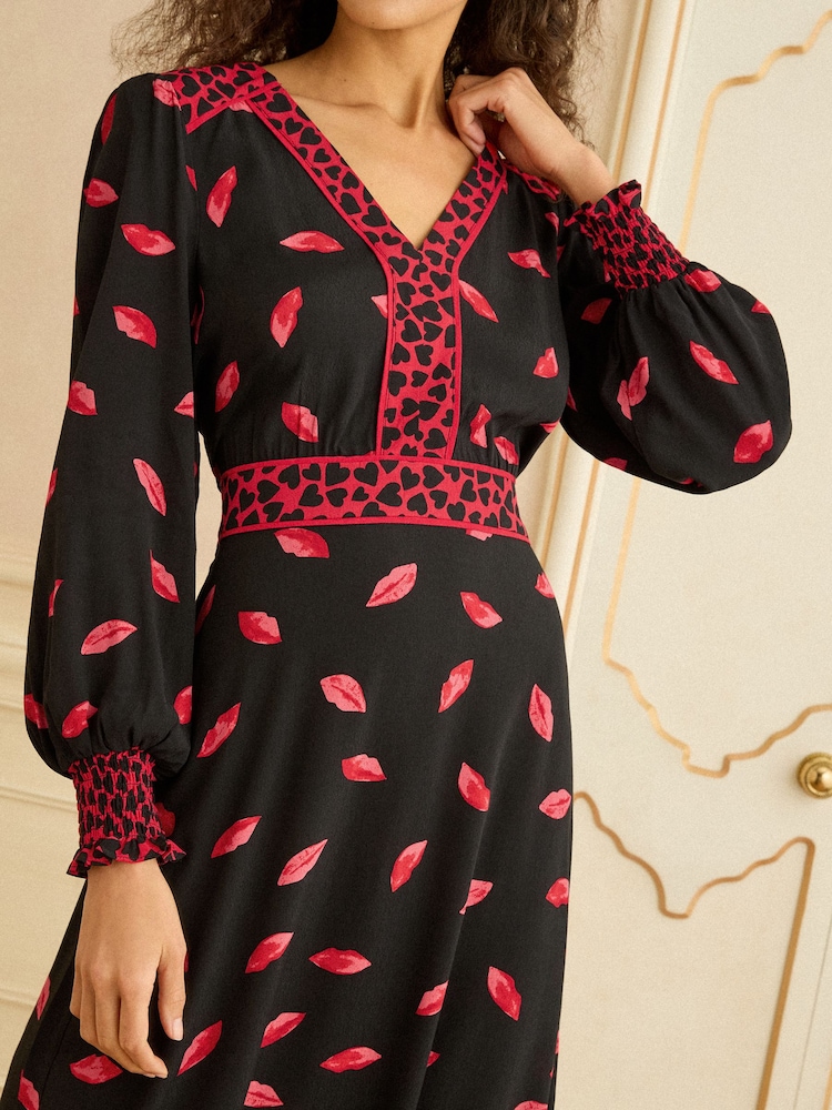 Love & Roses Red Lip Print V-Neck Shirred Cuff Midi Dress - Image 4 of 4
