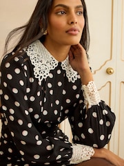 Melns punktiņojums - Love & Roses mini kleita ar mežģīņu apkakli - Attēls 2 no 4