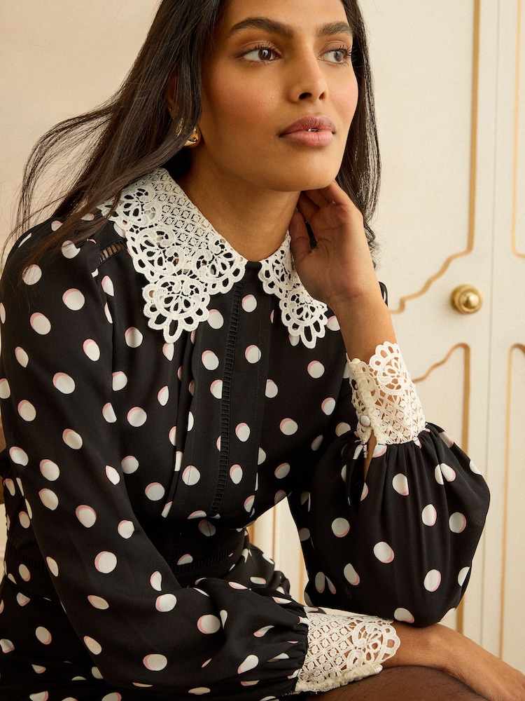 Melns punktiņojums - Love & Roses mini kleita ar mežģīņu apkakli - Attēls 2 no 4