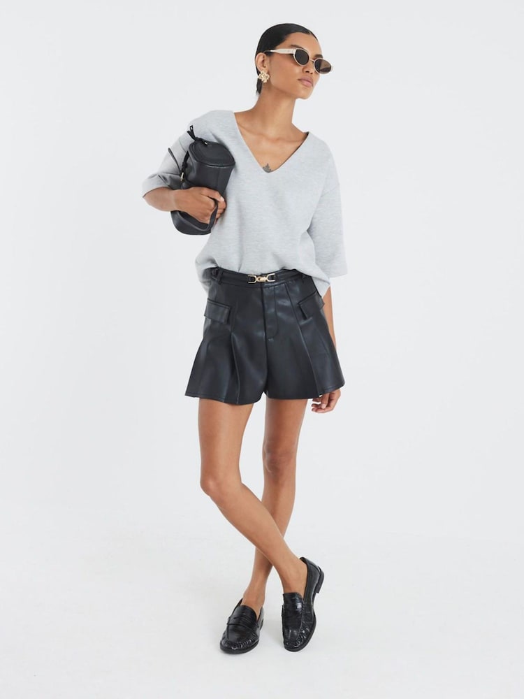 Shorts de couro sintético com cinto e fivela River Island - Imagem 5 de 5