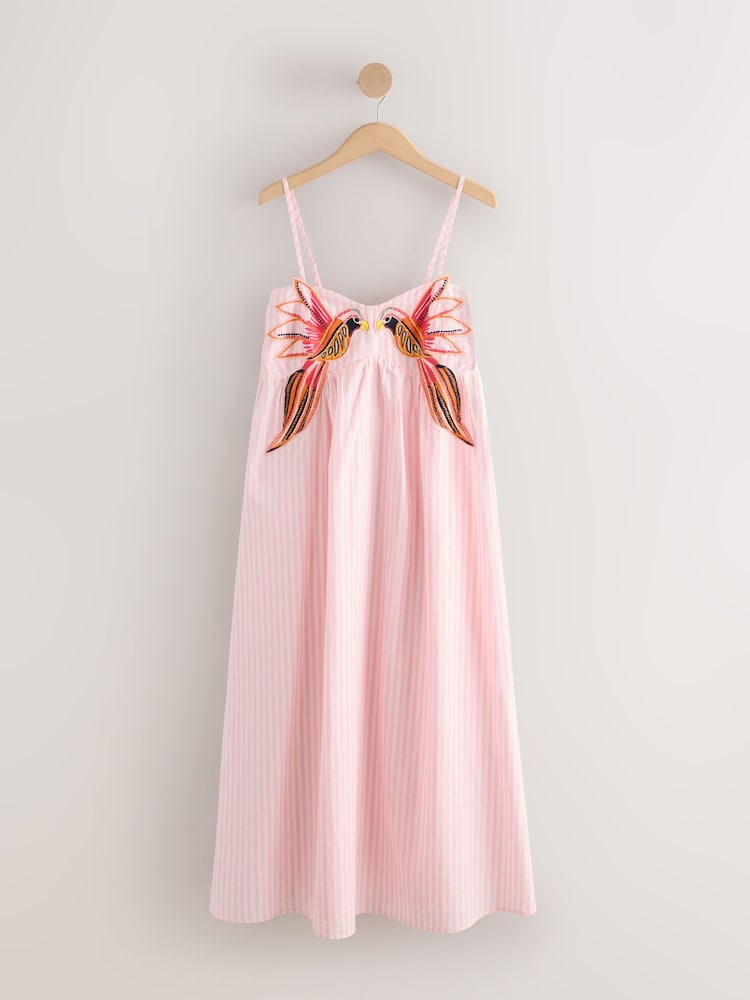 وردي مقلم - فستان متوسط الطول مطرّز طيور استوائية - Image 1 of 8