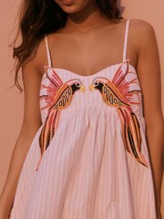 وردي مقلم - فستان متوسط الطول مطرّز طيور استوائية - Image 5 of 8