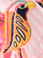 وردي مقلم - فستان متوسط الطول مطرّز طيور استوائية - Image 7 of 8