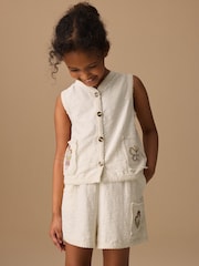Crem cu broderie - Set de vestă și pantaloni scurți (3-16ani) - Imaginea 1 din 9