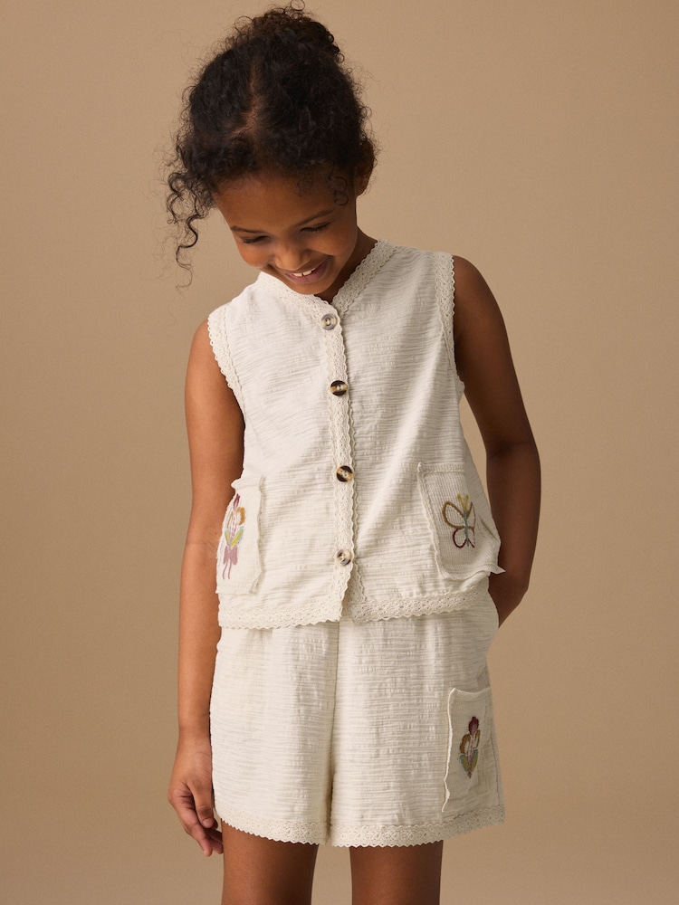 Crem cu broderie - Set de vestă și pantaloni scurți (3-16ani) - Imaginea 1 din 9