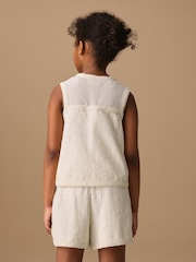 Crem cu broderie - Set de vestă și pantaloni scurți (3-16ani) - Imaginea 2 din 9