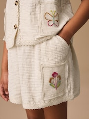 Crem cu broderie - Set de vestă și pantaloni scurți (3-16ani) - Imaginea 3 din 9