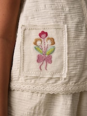 Crem cu broderie - Set de vestă și pantaloni scurți (3-16ani) - Imaginea 4 din 9