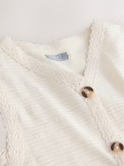 Crem cu broderie - Set de vestă și pantaloni scurți (3-16ani) - Imaginea 8 din 9