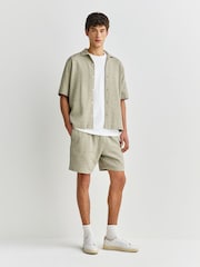 Salbeigrün - Shorts mit Waffelstruktur und Kordelzugbund - Bild 2 von 10