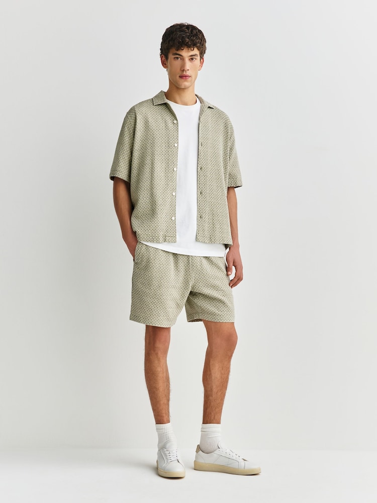 Salbeigrün - Shorts mit Waffelstruktur und Kordelzugbund - Bild 2 von 10