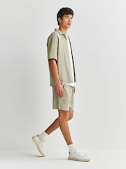 Salbeigrün - Shorts mit Waffelstruktur und Kordelzugbund - Bild 3 von 10