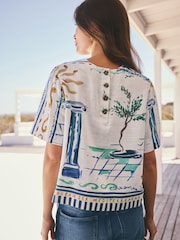 White/Blue Scenic Border Print - T-Shirt ya Boksi ya Mikono Mifupi yenye Kitani - Picha 4 kati ya 8