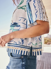 White/Blue Scenic Border Print - T-Shirt ya Boksi ya Mikono Mifupi yenye Kitani - Picha 5 kati ya 8
