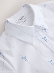 Imprimé nœud blanc/bleu - Chemise Extensible à manches courtes ajustée essentielle - Image 6 sur 7